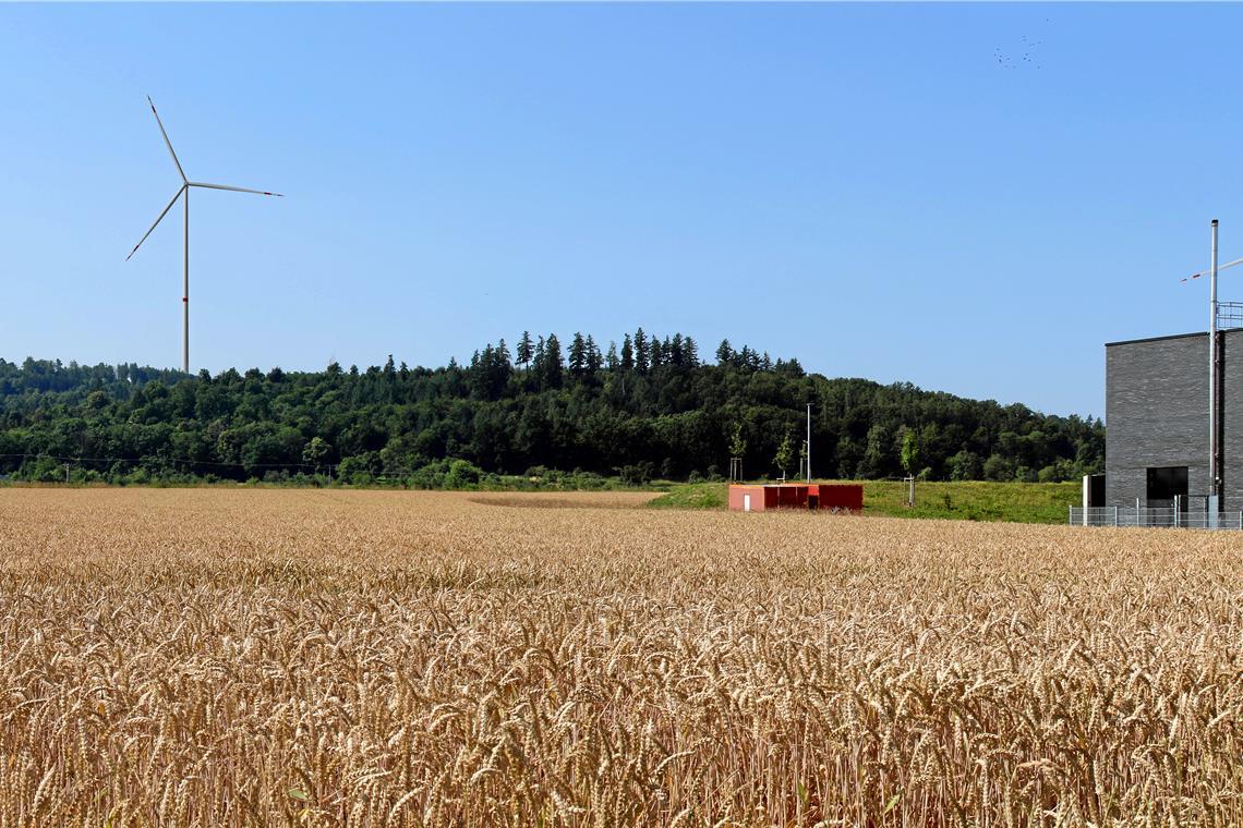 Die drei geplanten Windräder haben eine Höhe von 266 Metern. Damit werden sie auch vom Backnanger Süden aus zu sehen sein. Die Visualisierung zeigt den Blick von Heiningen. Rechts im Bild ist das neue Feuerwehrhaus Süd, links ein Windrad. Visualisierung: Uhl Windkraft