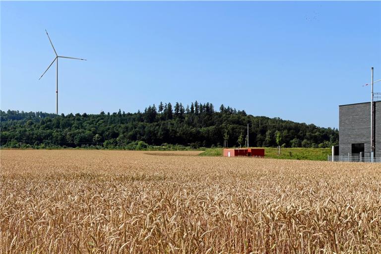 Die drei geplanten Windräder haben eine Höhe von 266 Metern. Damit werden sie auch vom Backnanger Süden aus zu sehen sein. Die Visualisierung zeigt den Blick von Heiningen. Rechts im Bild ist das neue Feuerwehrhaus Süd, links ein Windrad. Visualisierung: Uhl Windkraft