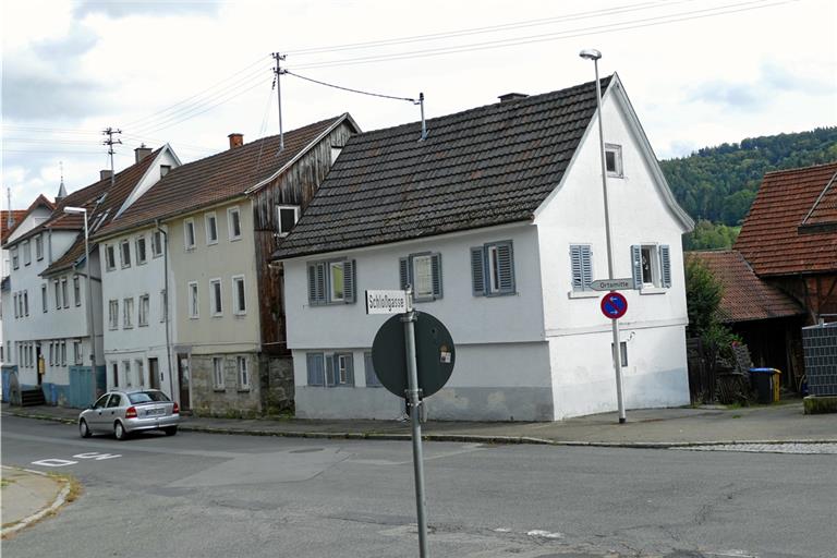 Die drei Häuser südlich der oberen Backnanger Straße sollen abgerissen werden. Die Pläne eines Investors für einen Neubau sind jedoch zu ambitioniert ausgefallen. Foto: Ute Gruber