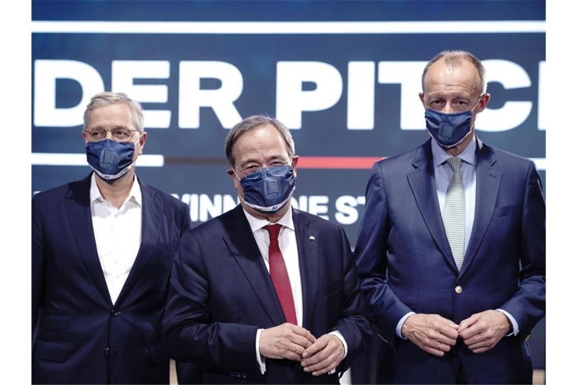 Bewerbungsrunde von Merz, Laschet und Röttgen Die drei Kandidaten für den Bundesvorsitz der CDU, Armin Laschet (m), Friedrich Merz (r.) und Norbert Röttgen. Foto: Michael Kappeler/dpa-pool/dpa