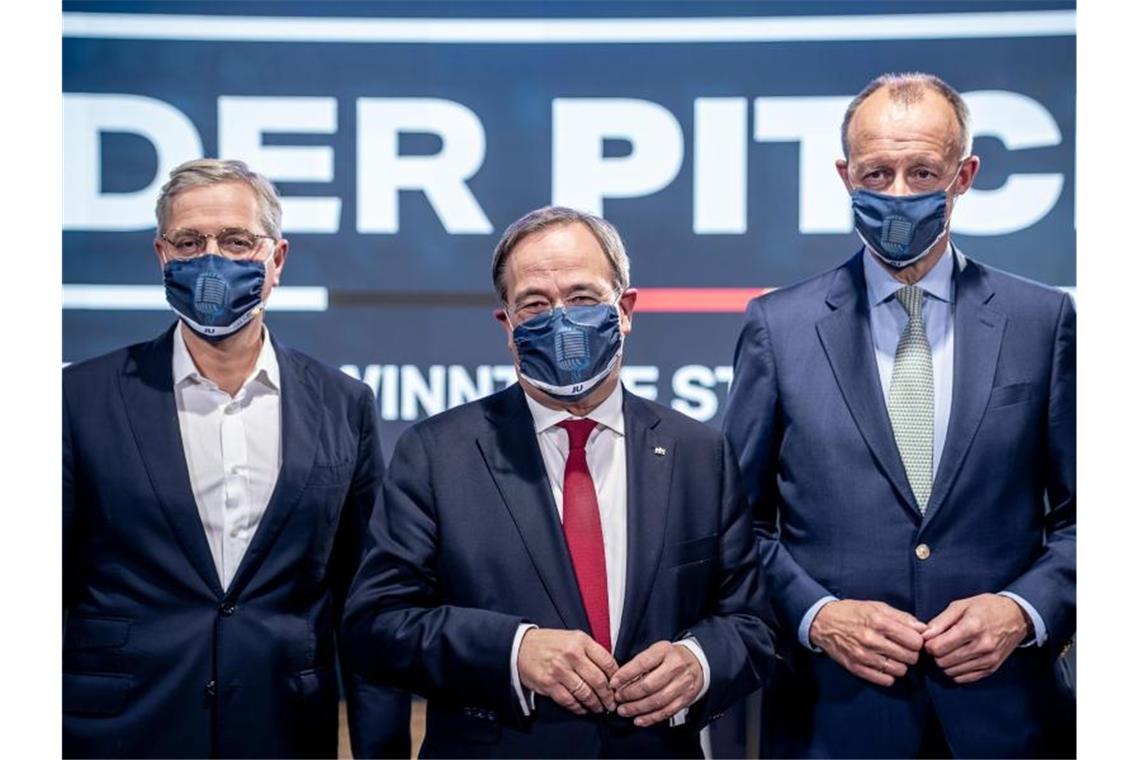 Kompromiss der Kandidaten: CDU-Chef wird im Januar gewählt Die drei Kandidaten für den Bundesvorsitz der CDU, Norbert Röttgen (l-r), Armin Laschet und Friedrich Merz, stehen nach einem Mitglieder-Talk der Jungen Union nebeneinander. Foto: Michael Kappeler/dpa-pool/dpa
