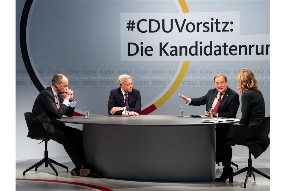 Die drei Kandidaten für den Vorsitz der CDU Deutschlands, Friedrich Merz (l-r), Norbert Röttgen und Armin Laschet zusammen mit Moderatorin Tanja Samrotzki bei einem Online-Video-Talkformat. Foto: Bernd von Jutrczenka/dpa-Pool/dpa