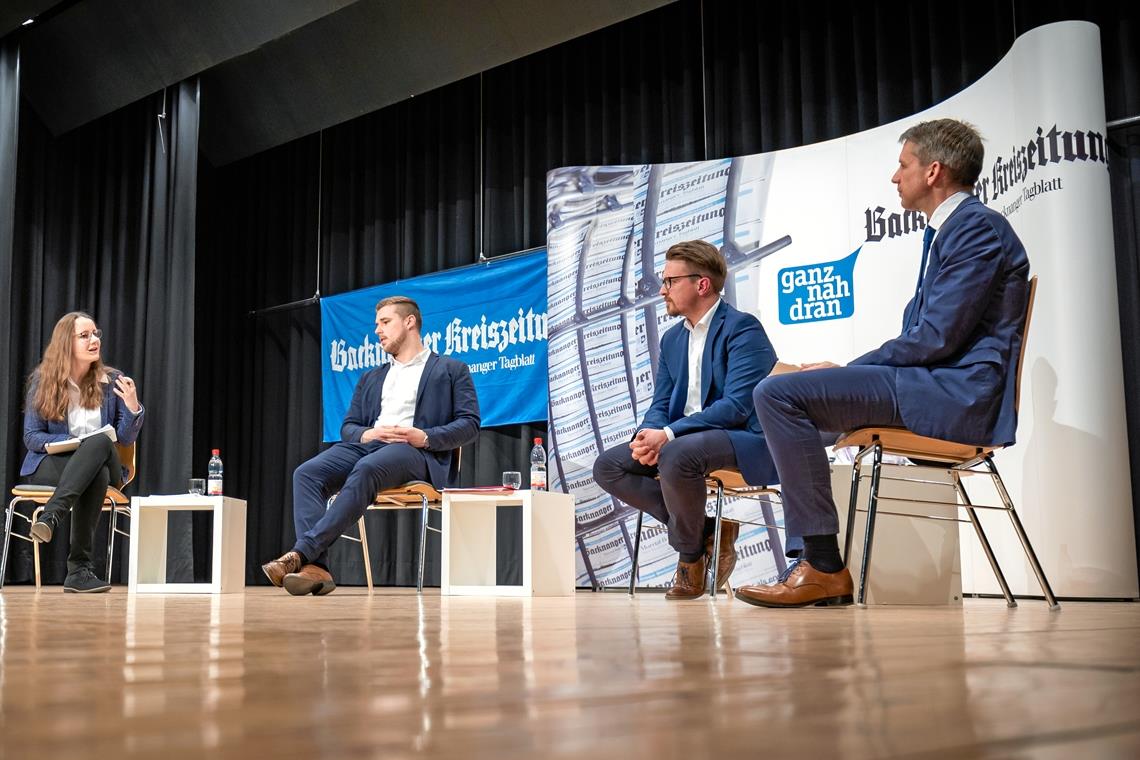 Drei Visionen fürs Weissacher Rathaus Die drei Kandidaten Lena Weller (von links nach rechts), Daniel Bogner und Daniel Gutmann diskutieren rund zwei Stunden lang mit Redaktionsleiter Kornelius Fritz. Foto: A. Becher