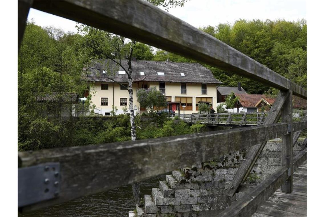 Armbrust-Fall: Ermittler durchsuchen Haus eines der Opfer Die drei Leichen sind am Samstag gefunden worden. Foto: Matthias Schrader/AP
