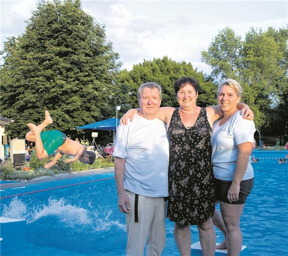 Die drei Macher und Schaffer des Freibadfördervereins Erbstetten (von rechts): Anja Geldner ist für den sportlichen Bereich verantwortlich, Silke Schmidt organisiert die Veranstaltungen und Werner Schneider ist für die Finanzen zuständig. Archivfoto: J. Fiedler