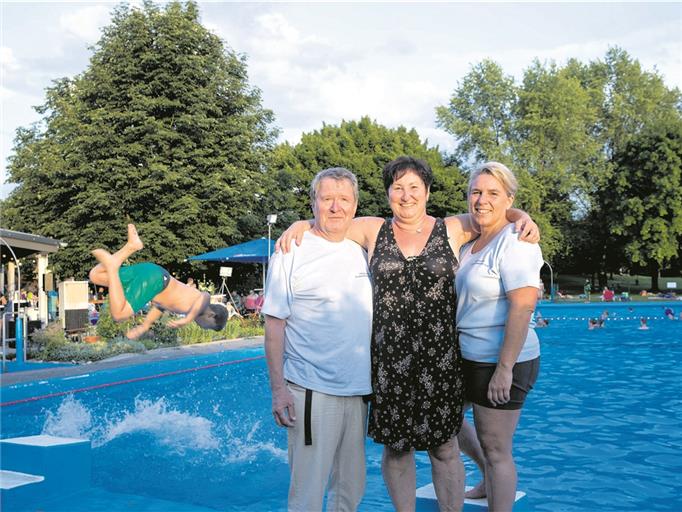 Die drei Macher und Schaffer des Freibadfördervereins Erbstetten (von rechts): Anja Geldner ist für den sportlichen Bereich verantwortlich, Silke Schmidt organisiert die Veranstaltungen und Werner Schneider ist für die Finanzen zuständig. Archivfoto: J. Fiedler