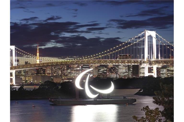 Die drei paralympischen Agitos, das Symbol der Paralympischen Spiele, im Hafenviertel Odaiba. Foto: -/kyodo/dpa