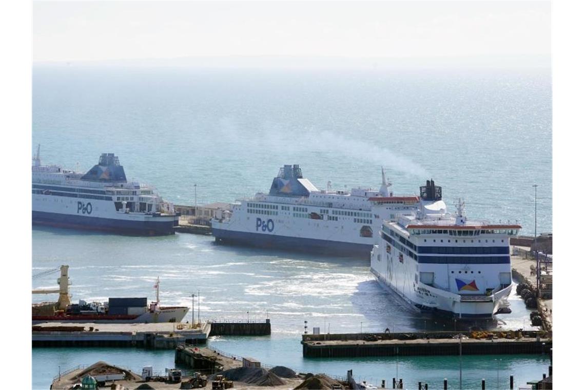 Lkw-Staus und Frust: Chaos bei britischem Fähranbieter P&O Die drei P&O-Fähren „Spirit of Britain“, „Pride of Canterbury“ und „Pride of Kent“ werden im Kreuzfahrtterminal des Hafens von Dover in Kent festgemacht. Foto: Gareth Fuller/PA Wire/dpa