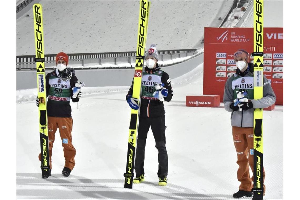 Doppelpodest für Eisenbichler und Geiger - Granerud stürzt Die drei top-platzierten Markus Eisenbichler (l-r), Robert Johansson und Karl Geiger. Foto: Jussi Nukari/Lehtikuva/dpa