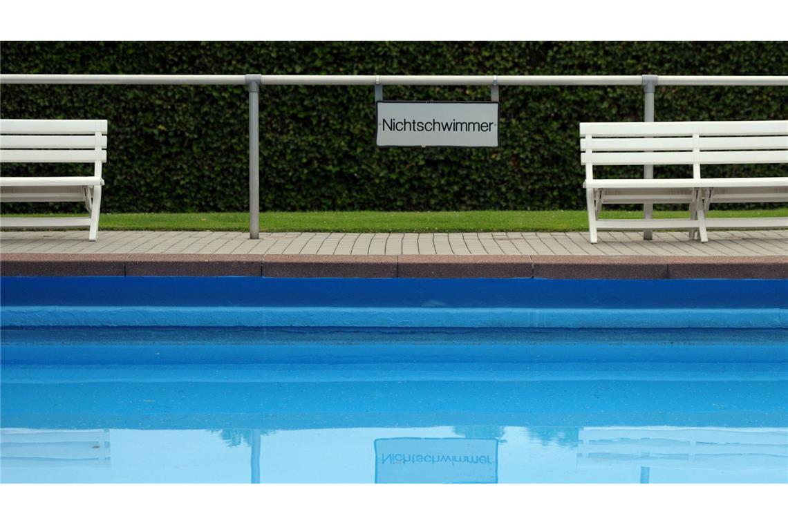 Vor Saisonstart – Dreijährige büxt aus und geht ins Freibad Die Dreijährige konnte es wohl nicht abwarten: Noch vor Saison büxte sie zuhause aus und lief ins Freibad. (Symbolbild)