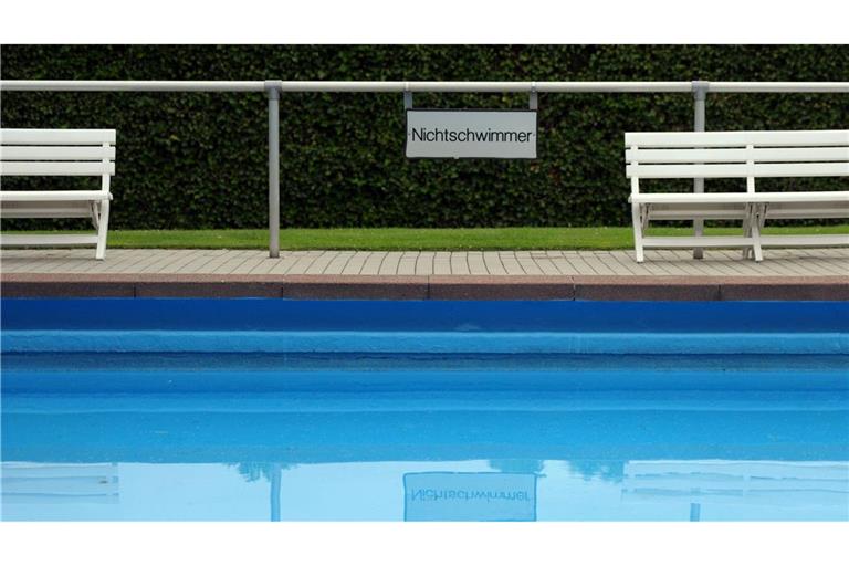 Die Dreijährige konnte es wohl nicht abwarten: Noch vor Saison büxte sie zuhause aus und lief ins Freibad. (Symbolbild)