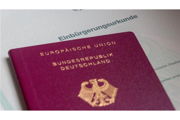 Die dreijährige Wartefrist gilt aktuell nur für Ausländer mit besonderen Integrationsleistungen. Alle anderen Einbürgerungswilligen müssen fünf Jahre warten. (Symbolbild)