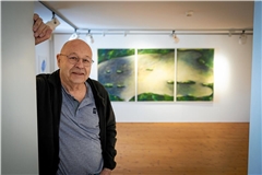 Die dreiteilige Arbeit „Goldgrund“ hat Ernst Keller 2007 und 2008 geschaffen. Wasser ist in seinem Werk ein häufiges Motiv. Fotos: Alexander Becher