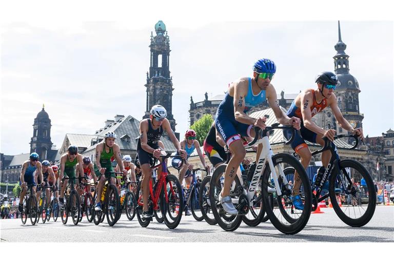Die Dresdener Altstadt bietet die Kulisse beim Triathlon der Männer im Rahmen der Finals 2025.