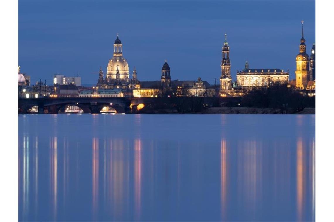 Gedenken in Dresden an Zerstörung 1945 Die Dresdner Altstadtkulisse spiegelt sich der Elbe. Foto: Sebastian Kahnert/dpa-Zentralbild/dpa