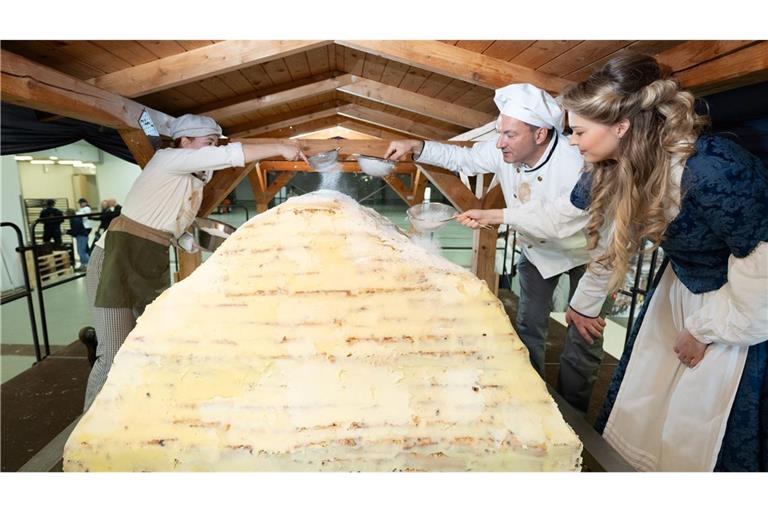 Die Dresdner Stollenbäcker haben ihren Riesenstollen zusammengesetzt.