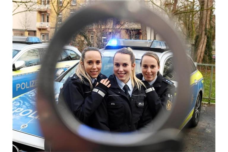 Die Drillinge Vanessa, Lara und Samira Böß (l-r) stehen vor dem Polizeipräsidium Karlsruhe. Foto: Uli Deck/dpa