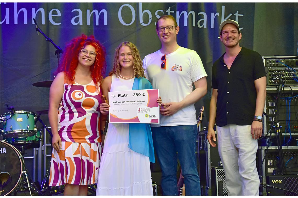 Die Drittplatzierte Mia Kühner mit Straßenfest-Frau Melissa Dangelmaier, Kultura...