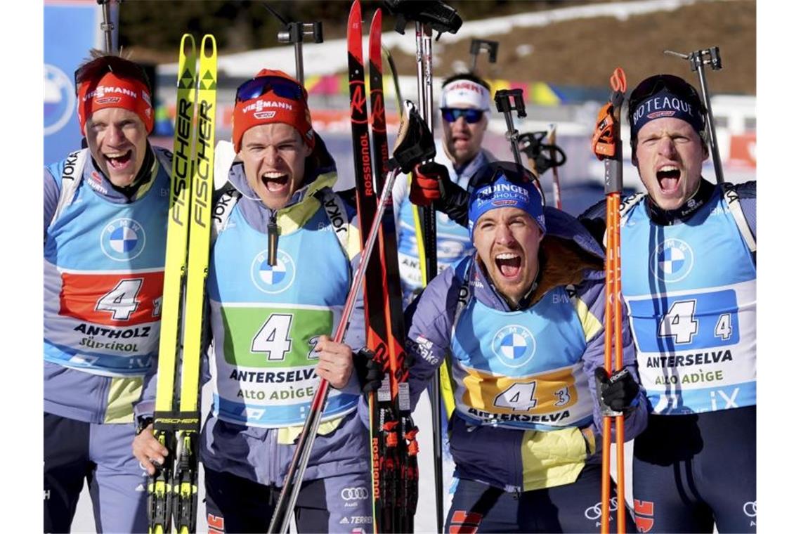 Biathlon-Staffel ohne zwei Olympia-Starter Dritter Die drittplatzierten deutschen Herren: Roman Rees (l-r) Philipp Horn, David Zobel und Lucas Fratzscher ubeln im Zielbereich. Foto: Matthias Schrader/AP/dpa