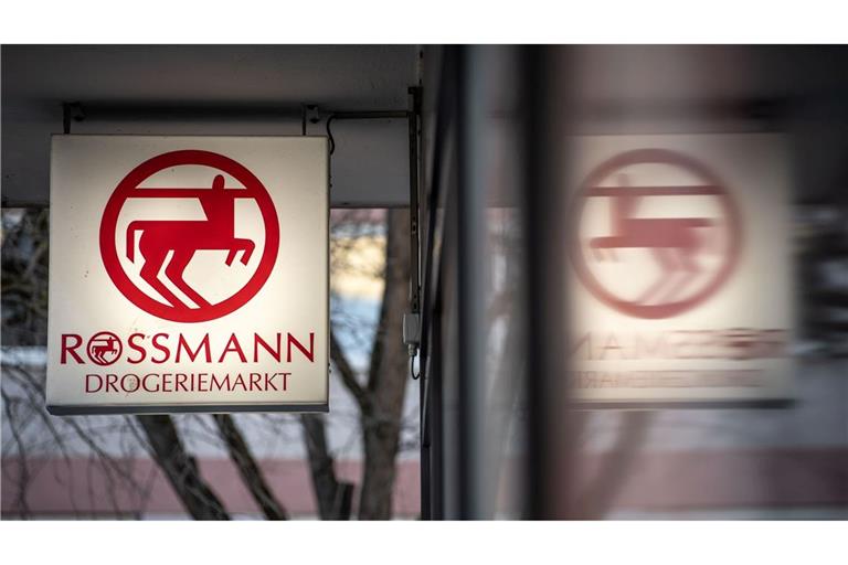Die Drogeriemarktkette Rossmann hat im vergangenen Jahr deutlich zugelegt und einen Rekordumsatz verbucht.