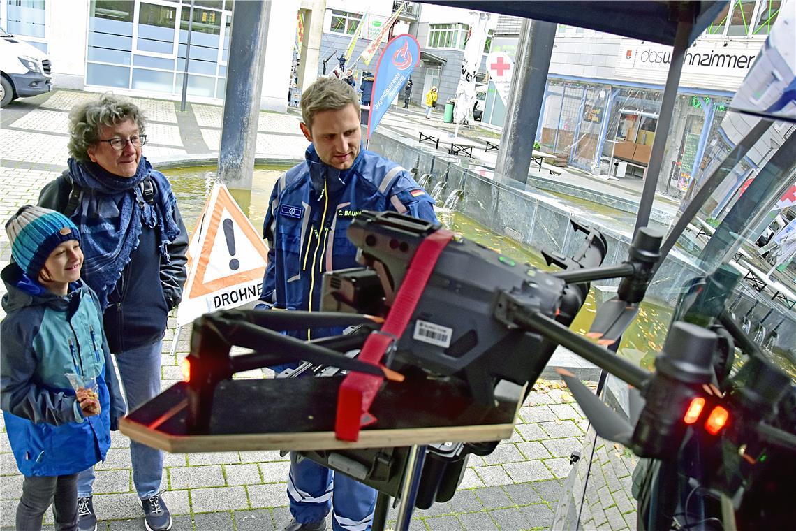 Die Drohne beim THW Stand.  Herr Baumann zeigt die Wärmebildkamera der Drohne au...