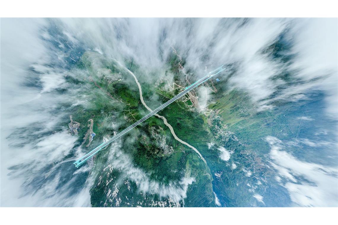 Bilder des Tages Die Drohnenaufnahme zeigt die Huajiang Grand Canyon Bridge in der südwestchinesischen Provinz Guizhou.