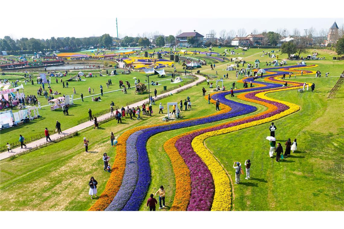 Die Drohnenaufnahme zeigt ein buntes Blumenmeer in einem Park in Wuhan in der zentralchinesischen Provinz Hubei.