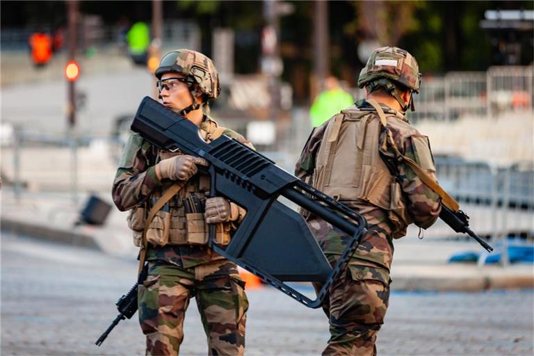 Die DroneShield-Aktie erholt sich nach starkem Kursverlust deutlich. Ein neuer Militärauftrag aus Europa und eine angekündigte Governance-Überprüfung stabilisieren das Vertrauen der Anleger und treiben den Kurs zweistellig nach oben.