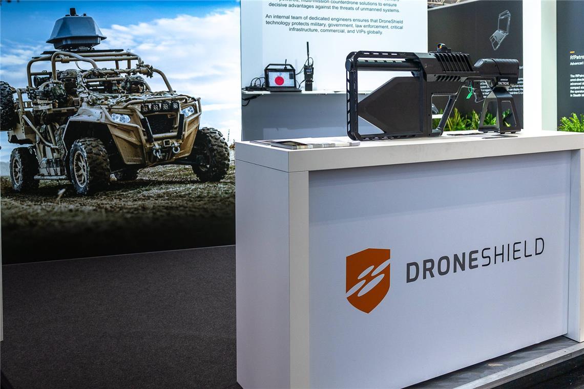 Die DroneShield-Aktie fällt zur Mitte der Woche um 15 %. Erfahren Sie, welche Faktoren den Kursrückgang ausgelöst haben.