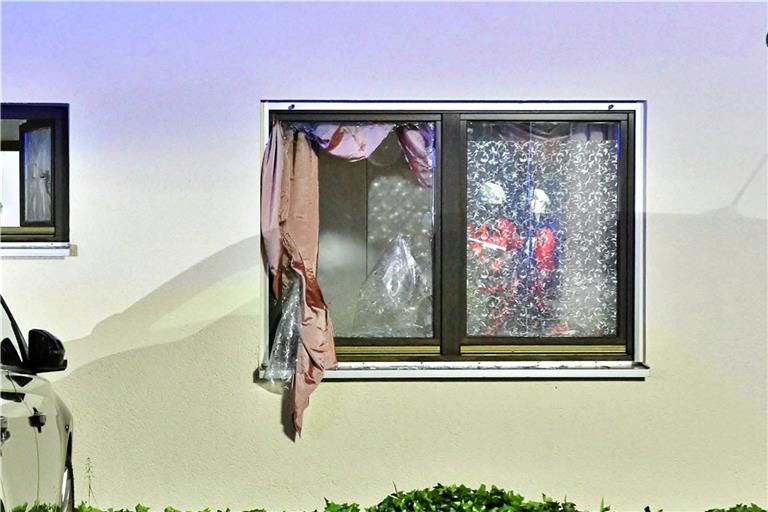 Die Druckwelle brachte ein Fenster im Erdgeschoss zum Bersten. Foto: 7aktuell.de/Kevin Lermer