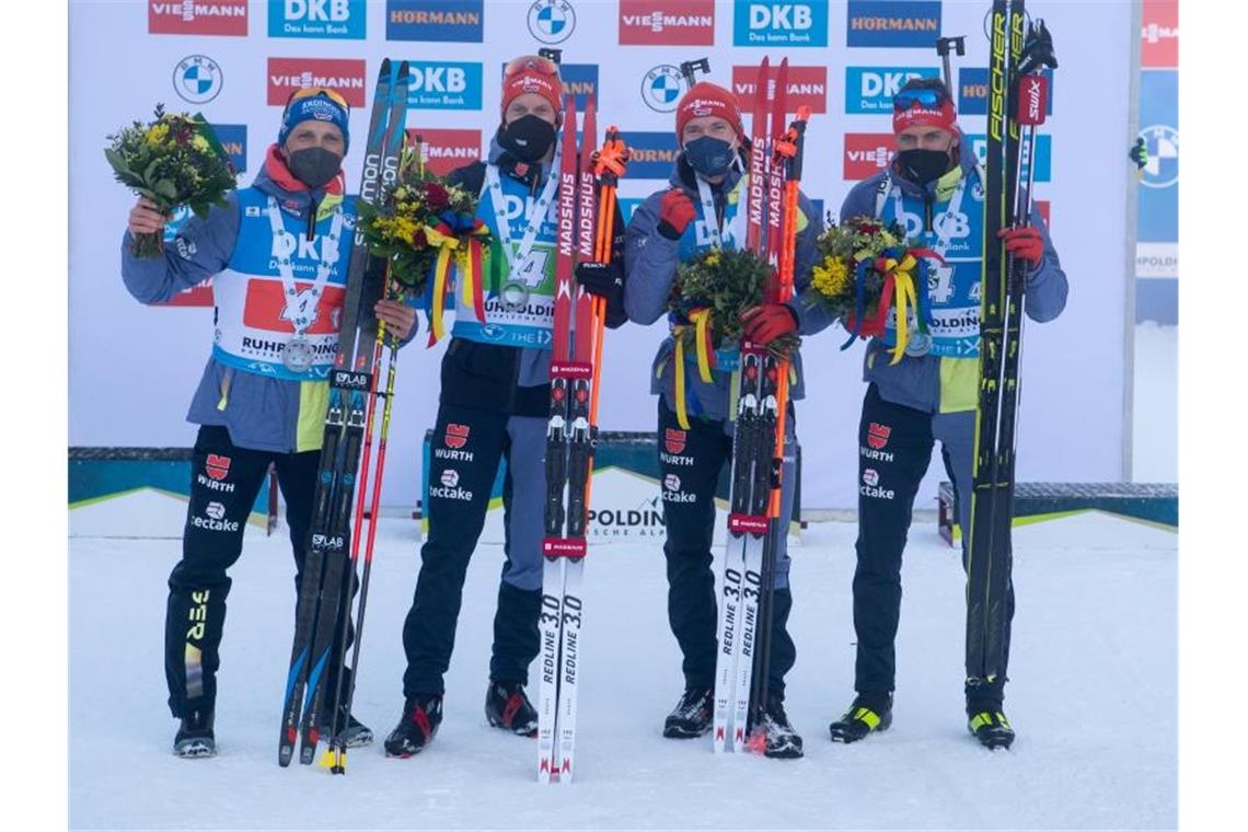 Schießstark: Deutsche Biathlon-Staffel auf Platz zwei Die DSV-Skijäger Erik Lesser, Roman Rees, Benedikt Doll und Philipp Nawrath (l-r) jubelten über den zweiten Platz. Foto: Sven Hoppe/dpa