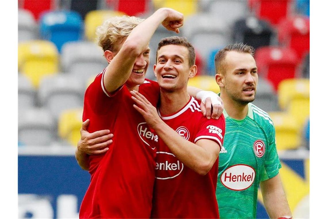 Ersatztorhüter kann sich beim Karlsruher SC nicht aufdrängen Die Düsseldorfer Christoph Klarer (l-r), Tim Oberdorf und Florian Kastenmeier jubeln nach Schlusspfiff. Foto: Roland Weihrauch/dpa