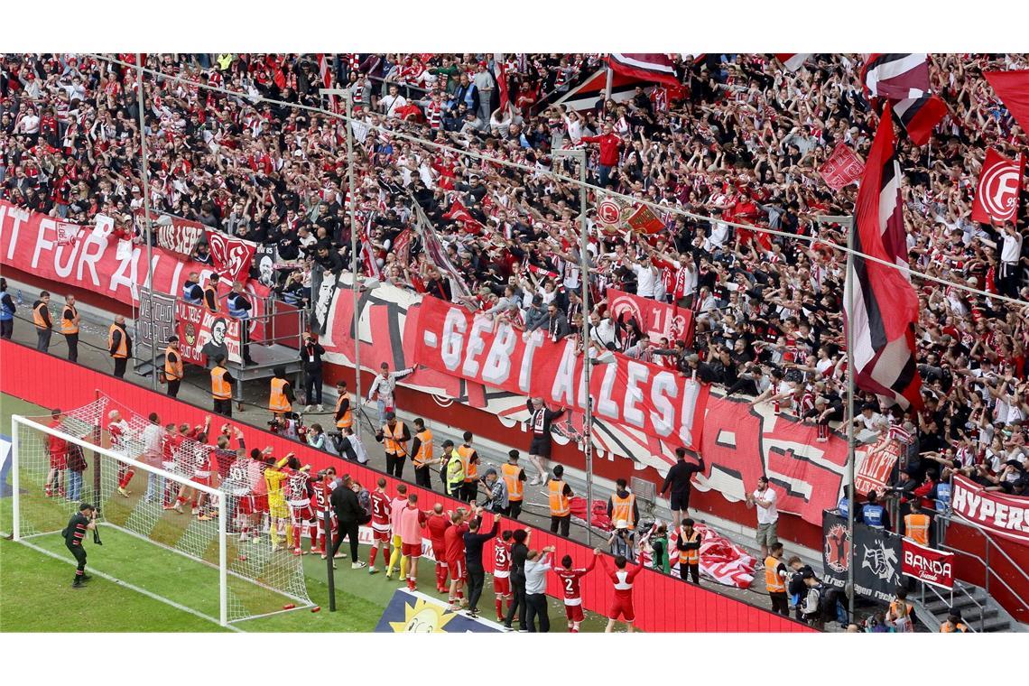 Die Düsseldorfer Mannschaft feiert mit ihren Fans: Die Fortuna kann mit Zuversicht ins Relegationsspiel gegen den VfL Bochum gehen.