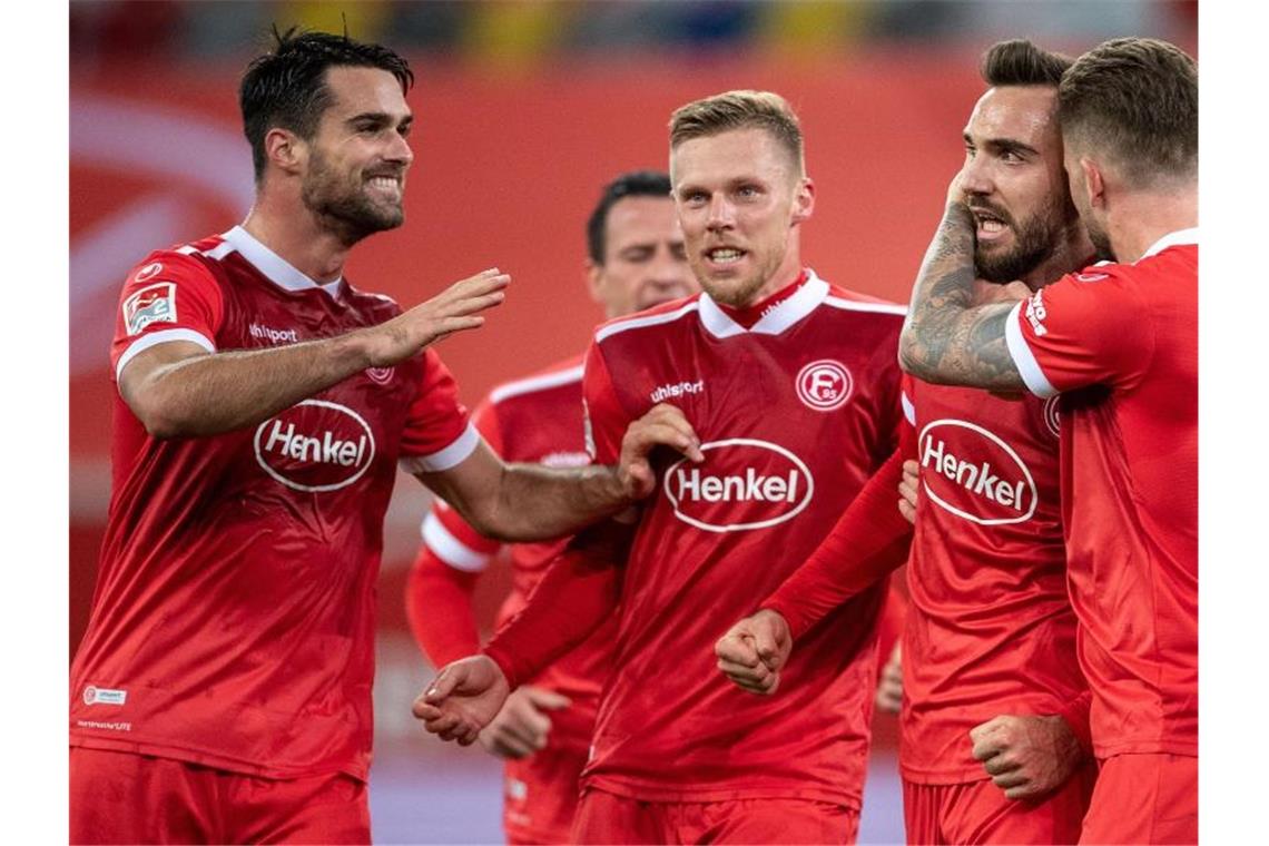 Siegesserie gerissen: KSC verliert gegen Düsseldorf Die Düsseldorfer Spieler bejubeln ihr Tor. Foto: Marius Becker/dpa