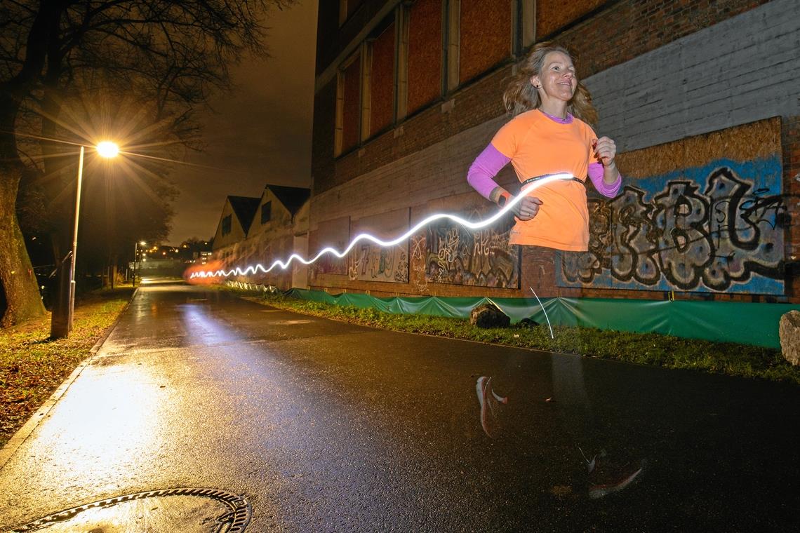 Die Dunkelheit oder die nasskalte Witterung halten Simone Quittkat vom Lauftreff Lockerer Haufen nicht vom Training ab. Foto: A. Becher