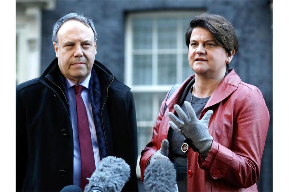 Die DUP-Vorsitzende Arlene Foster und Stellvertreter Nigel Dodds in London. Foto: Matt Dunham/AP/dpa