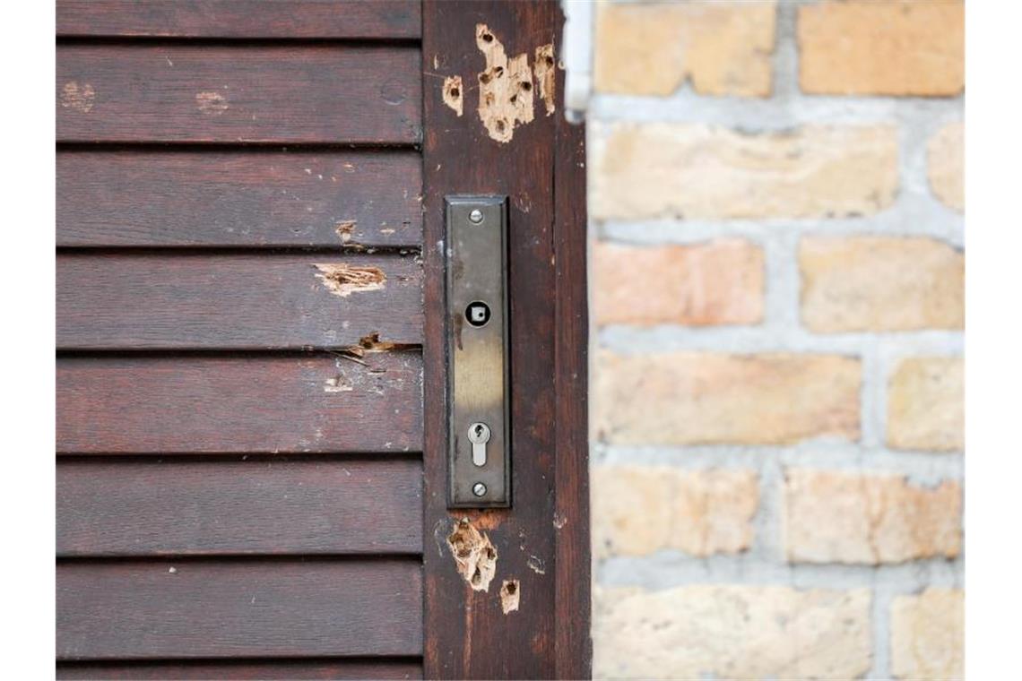 Attentäter von Halle hätte gern mehr Menschen getötet Die durch Schüsse beschädigte Tür der Synagoge Halle im Oktober vergangenen Jahres. Foto: Jan Woitas/zb/dpa