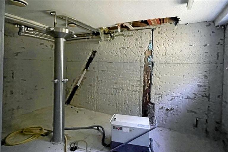 Die Duschen im Etzwiesenstadion sind nach einem Wasserschaden nicht mehr nutzbar. Die Holzbalken sind durch Schimmel und Hausschwammbefall angegriffen. Foto: Stadt Backnang