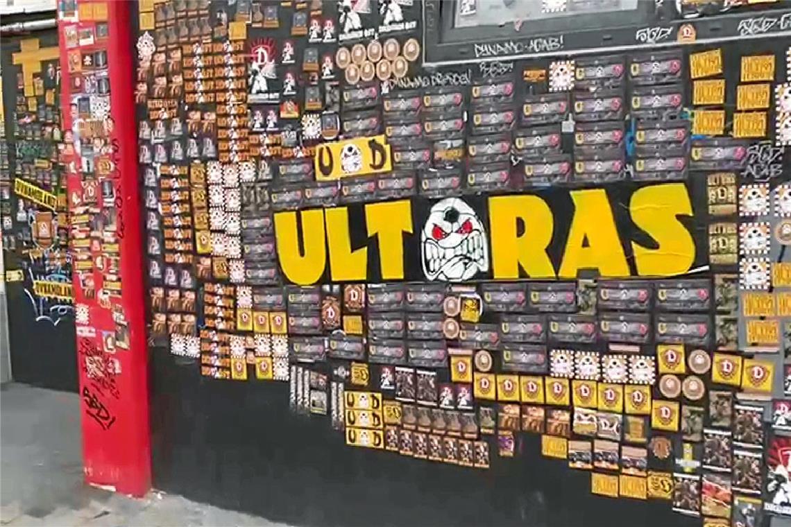 Klebrige Gastgeschenke aus Dresden fürs Aspacher Stadion Die Dynamo-Fans haben sich im Gästebereich in Aspach zwar vielleicht nicht verewigt, aber zumindest sichtbar ihre Spuren hinterlassen. Foto: privat