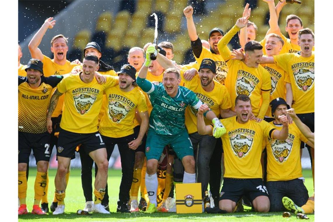 Dynamo trotz Krawallen in Partylaune Die Dynamo-Spieler feiern den Aufstieg in die 2. Liga. Foto: Robert Michael/dpa-Zentralbild/dpa