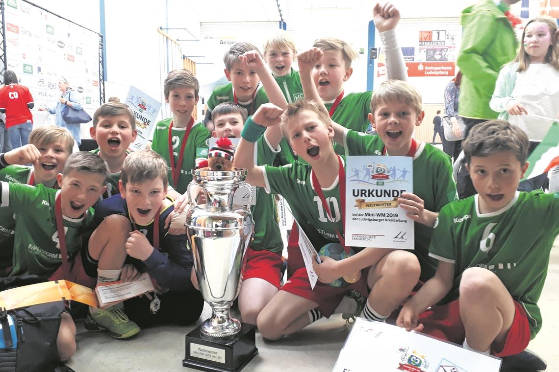 HCOB-Talente trumpfen auf Die E-Jugend-Handballer des HC Oppenweiler/Backnang bejubeln den Sieg. Foto: privat