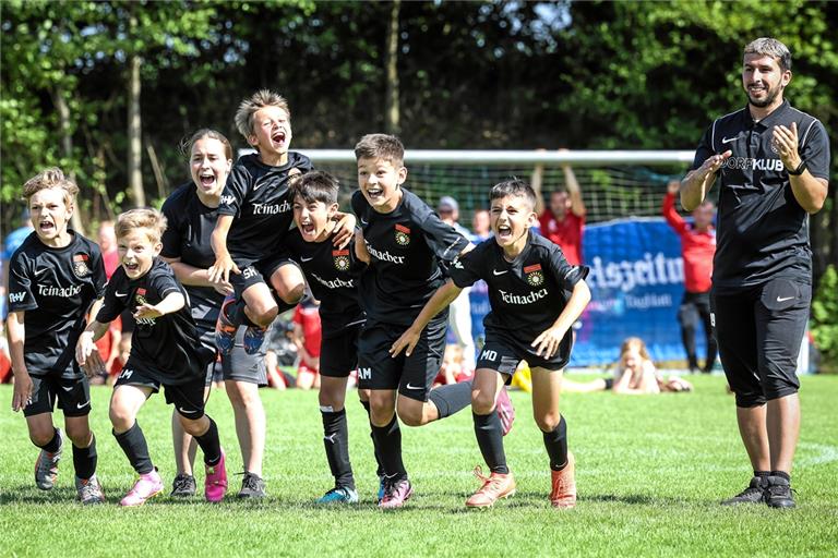 Die E-Junioren der SG Sonnenhof Großaspach sind nicht mehr zu halten, als ihr Mitstreiter im Finale gegen die TSG Backnang den entscheidenden Neunmeter verwandelt. Foto: Alexander Becher