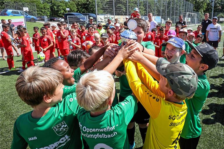 Die E- und F-Jugendlichen erlebten ein Fußballfest, das bei den Kids einmal mehr sehr viel Begeisterung auslöste. Foto: Alexander Becher