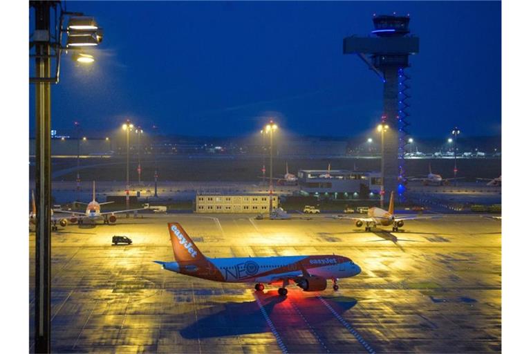 Die Easyjet-Maschine mit 64 Passagieren und Flugziel London-Gatwick rollt zum Start. Foto: Soeren Stache/dpa-Zentralbild/dpa