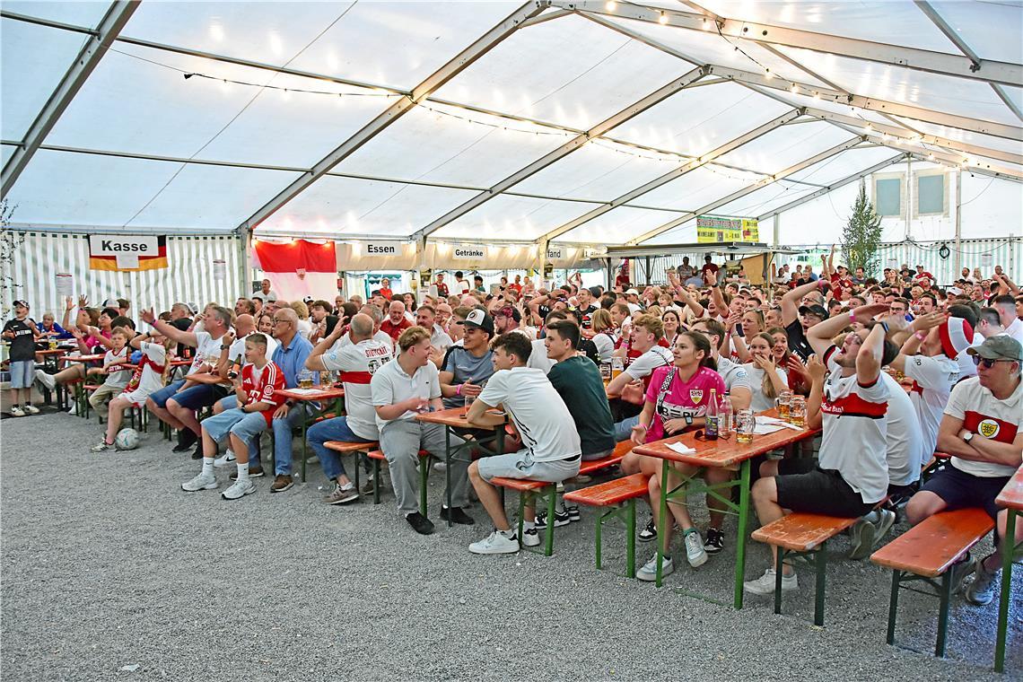 Die Ebersberger Pokalnacht mit Public Viewing im Festzelt des Schlossfestes auf ...