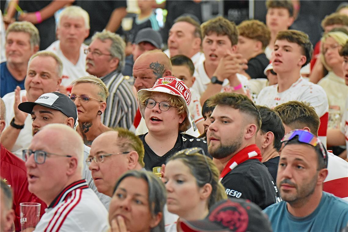 Die Ebersberger Pokalnacht mit Public Viewing im Festzelt des Schlossfestes auf ...