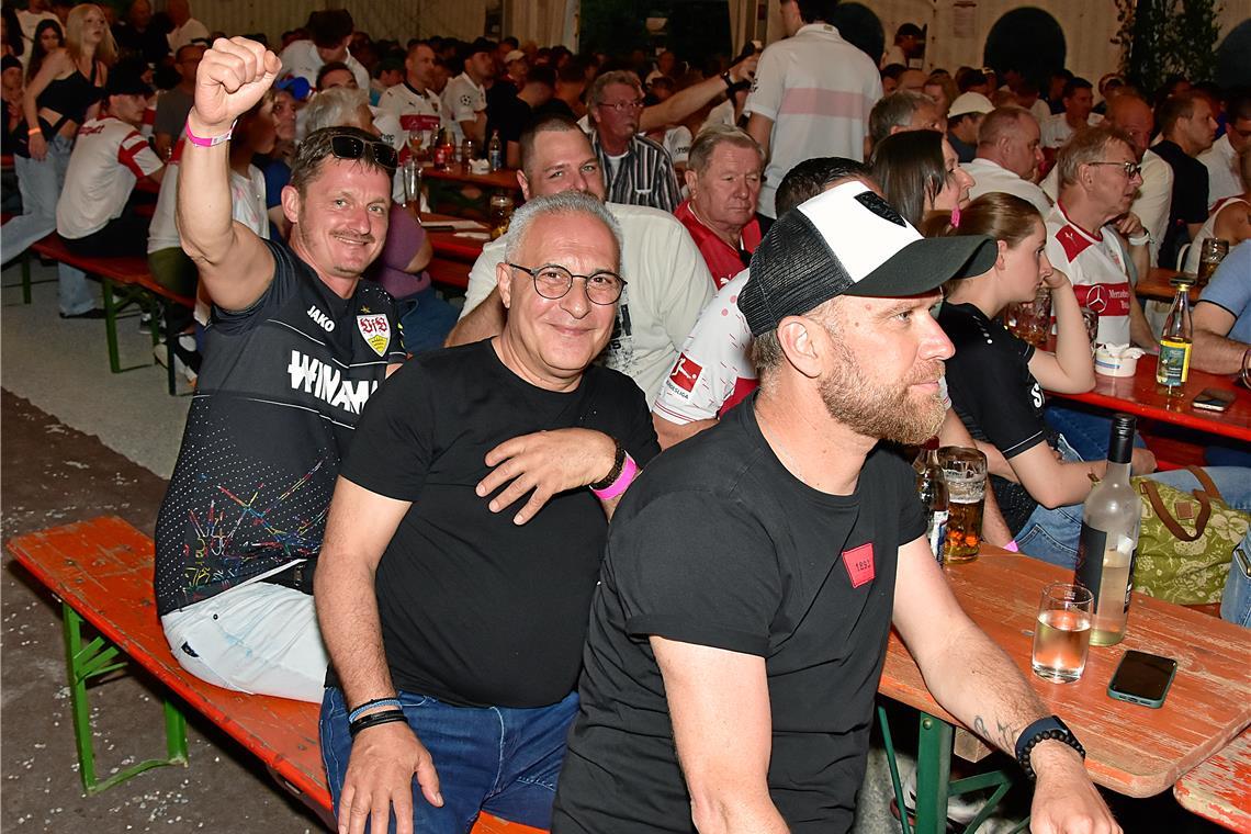 Die Ebersberger Pokalnacht mit Public Viewing im Festzelt des Schlossfestes auf ...