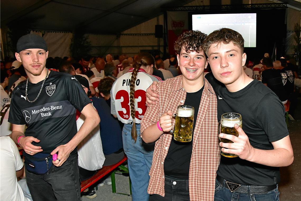 Die Ebersberger Pokalnacht mit Public Viewing im Festzelt des Schlossfestes auf ...