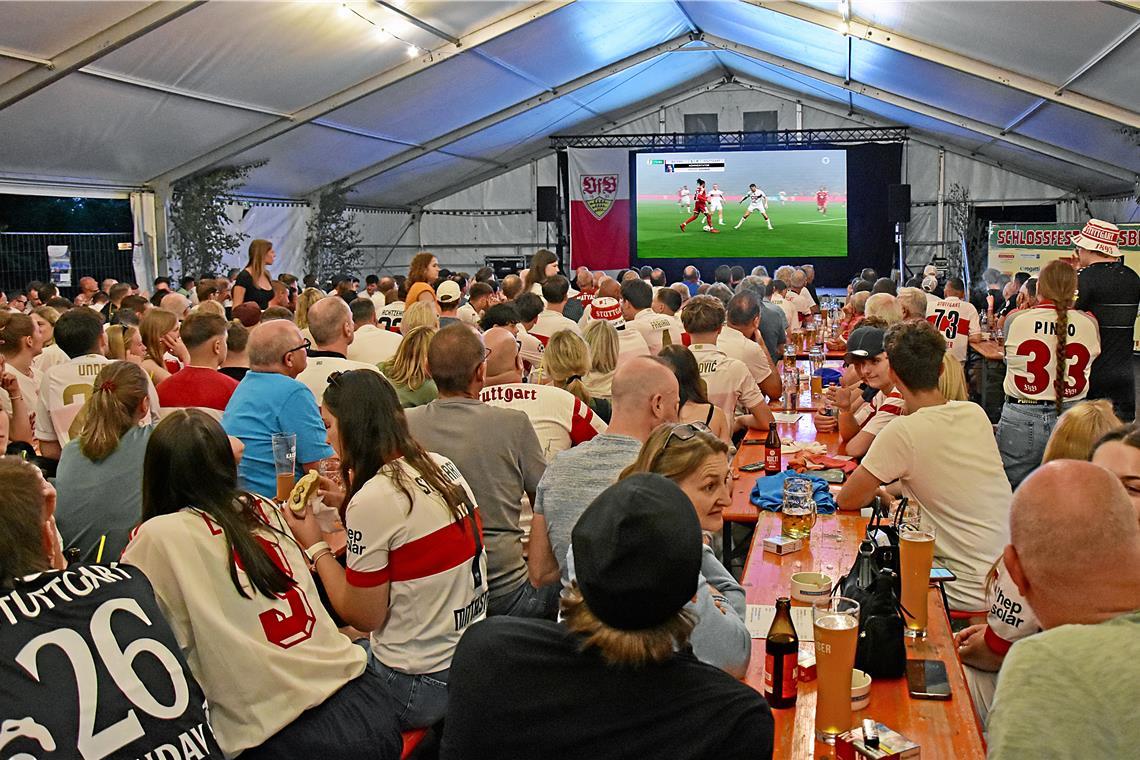 Die Ebersberger Pokalnacht mit Public Viewing im Festzelt des Schlossfestes auf ...