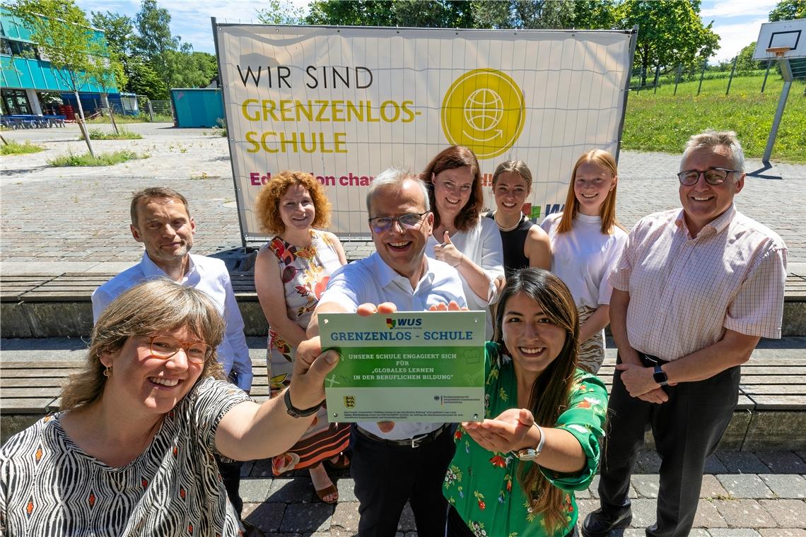 Die EBS Backnang erhält als erste Schule des Rems-Murr-Kreis die Auszeichnung zur Grenzenlos-Schule. Stefanie Böhm, Schulleiter Wolfgang Waigel und Pamela Conde präsentieren stolz die Plakette. Foto: Alexander Becher